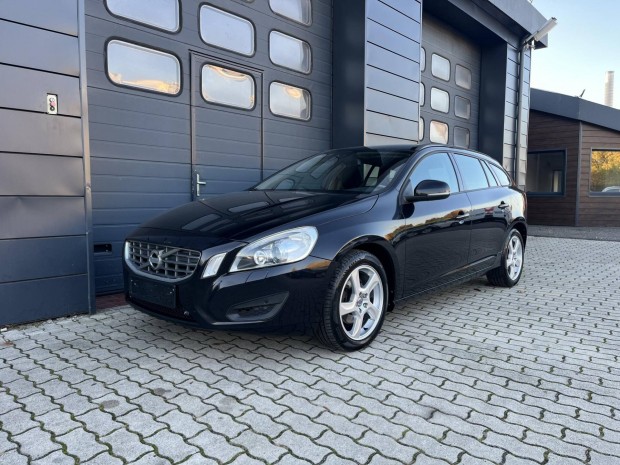 Volvo V60 1.6 D [D2] Momentum Szervizknyv / 2....